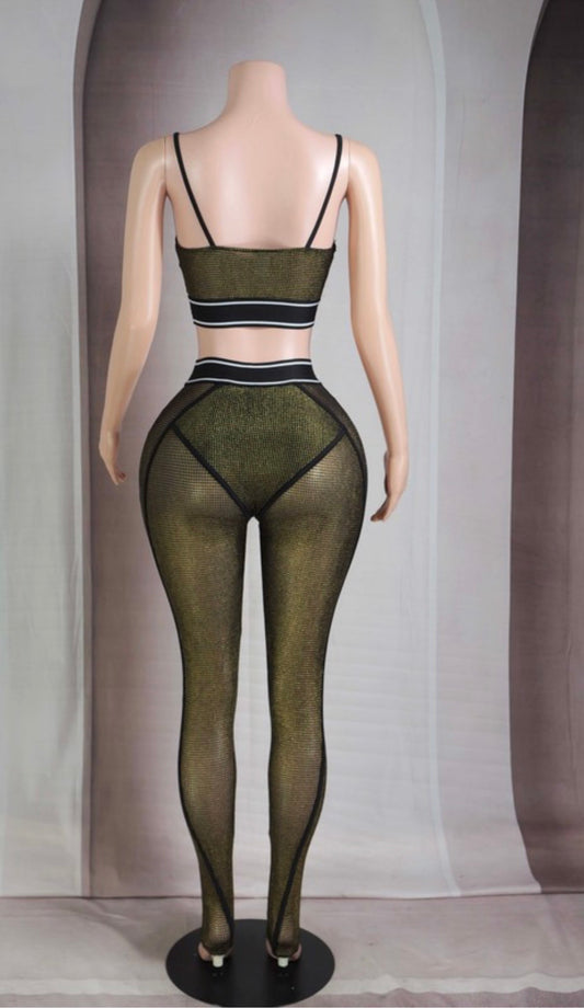 Make a daring statement with the Popcorn Mesh Label Two-Piece Set, your new go-to for bold, confident style. This mesh crop top and legging combo features a sleek logo waistband and body-hugging stretch that highlights every curve.