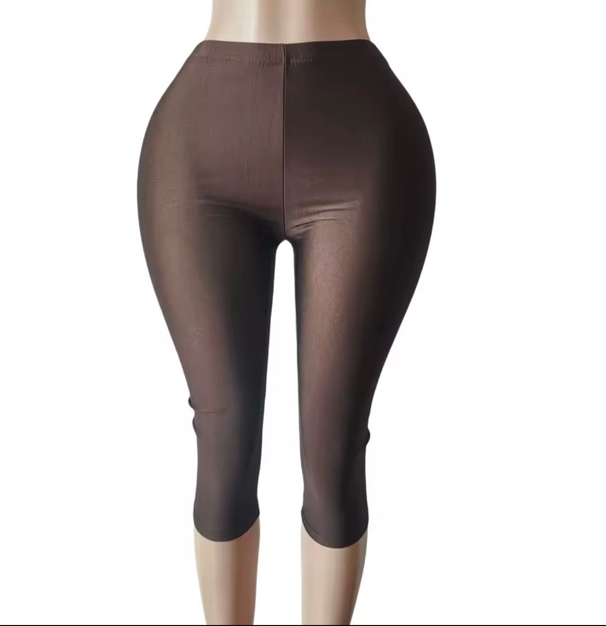 Super comfortable baddies crop leggings designed with amazing stretch and a smooth, body-flattering fit. Perfect for everyday wear, workouts, or styling with your favorite tops.