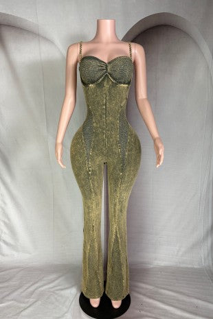 Mineral Wash Braid Sweetheart Jumpsuit ✨ Key Features:
	•	Elegant one-piece jumpsuit with sparkling rhinestone details
	•	Stretch-fit material that hugs and flatters every curve
	•	Sweetheart neckline and spaghetti straps for a feminine finish
	•	Flared l