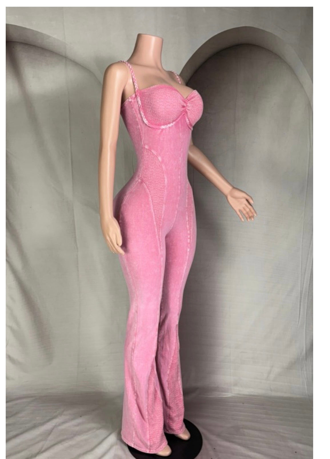Mineral Wash Braid Sweetheart Jumpsuit ✨ Key Features:
	•	Elegant one-piece jumpsuit with sparkling rhinestone details
	•	Stretch-fit material that hugs and flatters every curve
	•	Sweetheart neckline and spaghetti straps for a feminine finish
	•	Flared l